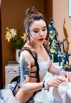 秀人网美女模特爱丽莎Lisa黑丝美腿女仆装制服翘臀诱惑美图制服美女图片 / 第1页