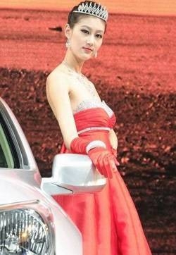 本田红裙性感车模丽人