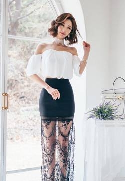 短发美女抹胸蕾丝裙性感露肩迷人写真
