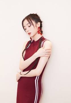 胡冰卿迷人红裙魅力性感写真