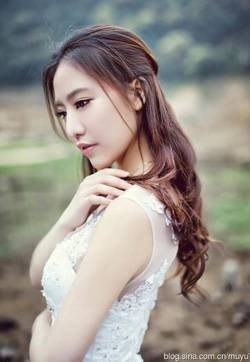 荒野性感美女小艾纯美婚纱写真，迷人俏唇，美艳动人