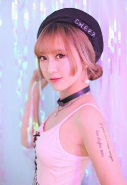 毛林林干练十足魅惑红色西装写真图片