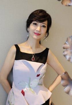 赵雅芝居家迷人性感写真