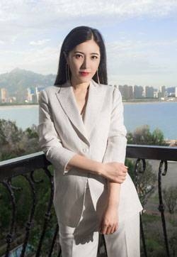 曾黎白色西装干练活动照图片