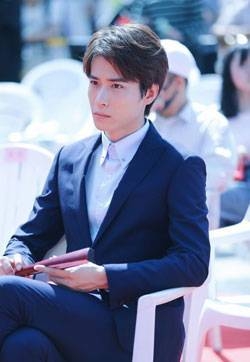 吴昊泽蓝色西服帅气活动照图片