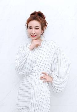 吴昕格纹裙性感写真图片