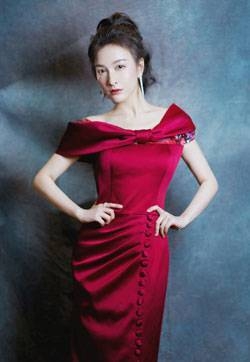吴昕露肩刺绣裙性感优雅写真图片