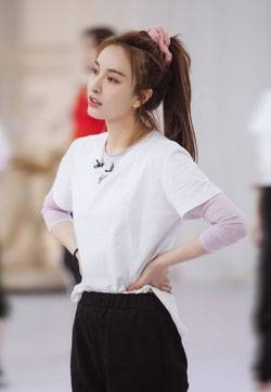 吴昕性感甜酷写真图片