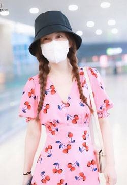 吴昕印花连衣裙机场照图片