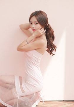性感嫩模丰胸细腰长腿迷人写真