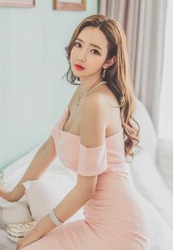 极品卷发女郎室内香肩诱人写真图片