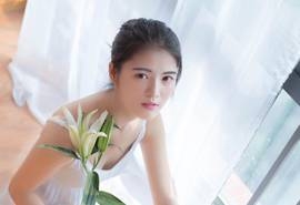温婉的吊带裙少女手捧百合花香四溢