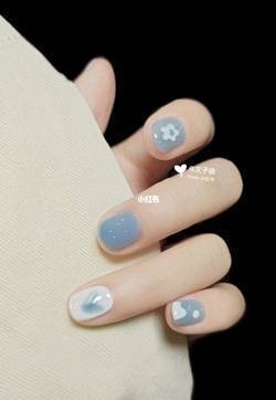 雾霾蓝美甲款式图片 雾霾蓝白色美甲