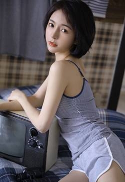 短发美女性感俏皮居家写真图片