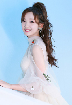 吕小雨仙气白裙甜美清纯写真图片