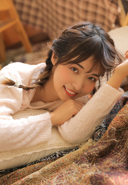 长腿美女俏皮可爱写真图片