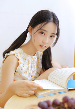 清新灵动双马尾女孩居家写真高清图片