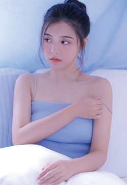漂亮丰满美女蓝色吊带白嫩大胆写真