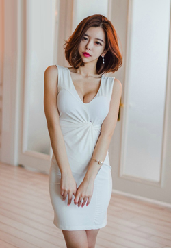 高清美女131mm美模低胸裙腰身圆润上围丰满诱惑写真图片