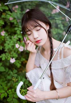 麻花辫气质邻家女孩的花海写真图片