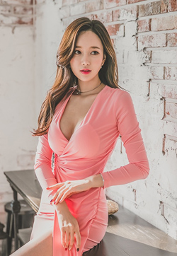 韩国超漂亮美女模特粉嫩低胸裙美模大秀事业线柔情风韵写真图片