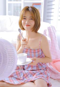高清丰满美女吊带长腿白嫩小萝莉写真