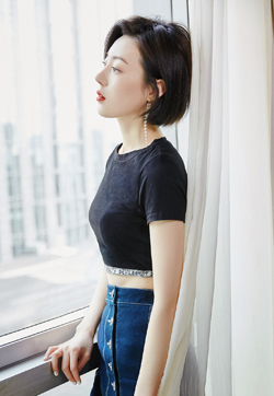 何美璇小露蛮腰诱惑性感写真