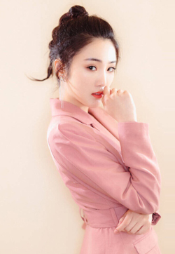 高清美女张可盈粉色西服性感魅力写真图片