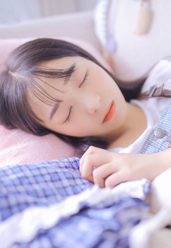 高清清纯床上美女性感写真高清手机壁纸图片