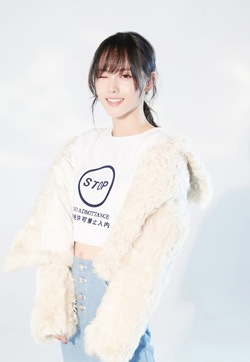 张嘉倪清新优雅时尚写真图片