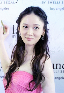 中美混血陈乔恩美女抹胸长裙亮相粉嫩可爱不失性感