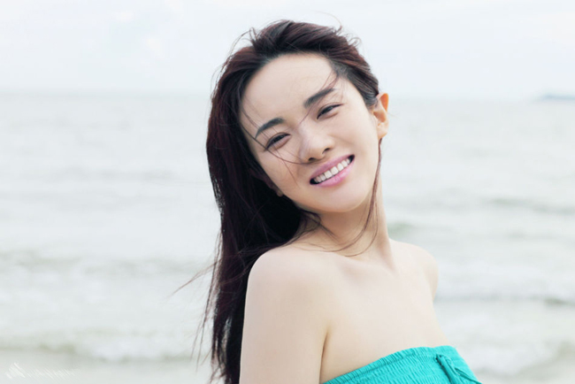 丸子头美女性感香肩诱惑写真图片图片