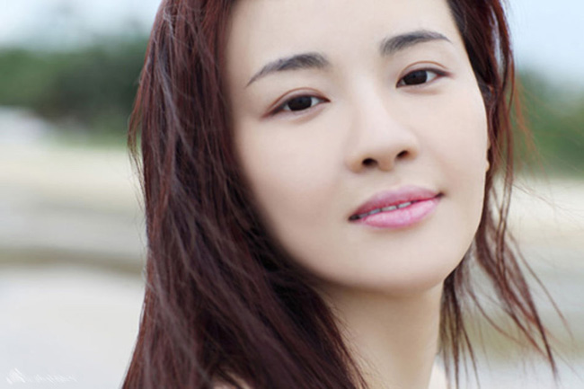 丸子头美女性感香肩诱惑写真图片图片