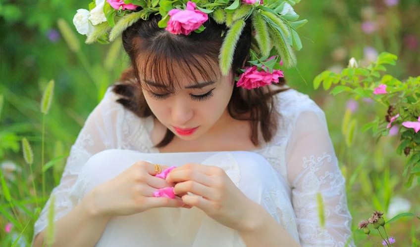 脸蛋纯情的白嫩小美女图片图片