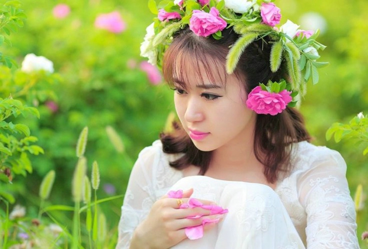 脸蛋纯情的白嫩小美女图片图片