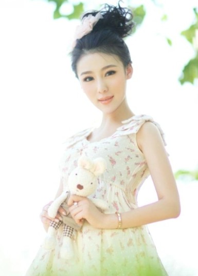清纯美女清新田园风舒适畅意写真图片图片