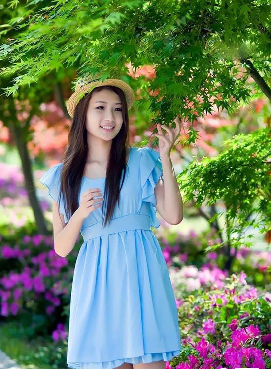 花样养眼美少女享受夏日的清新图片