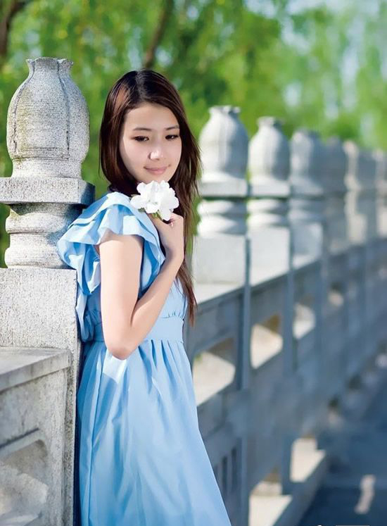 娇嫩温柔女孩清新写真图片