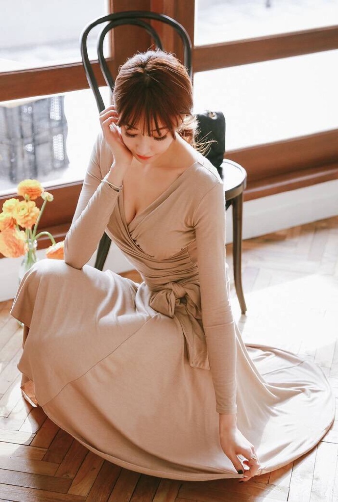 脸蛋纯情的白嫩小美女图片图片