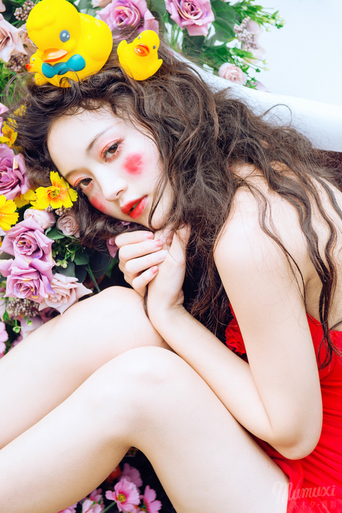 白衬衫妹子解开扣子秀事业线图片
