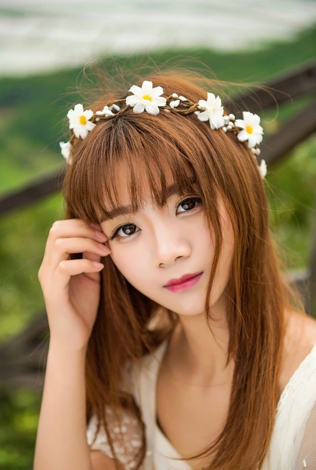 中国内地湖南衡阳女演员柳岩白色抹胸小秀香沟性感十足的图片图片