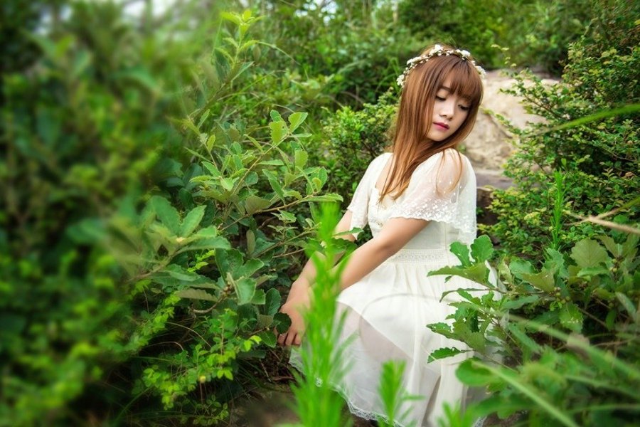 中国内地湖南衡阳女演员柳岩性感白裙沙漠艺术写真牵骆驼变塞外明珠(一)图片