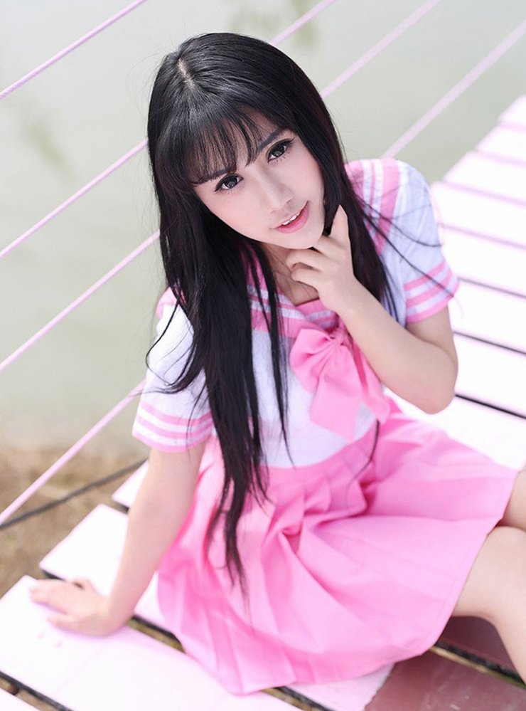 美少女泳池中变身巡音露卡图片