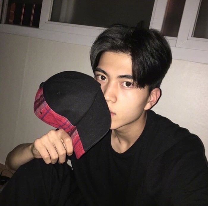 EXO长腿男神日韩明星桌面壁纸图片