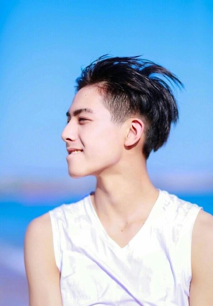 EXO长腿男神日韩明星桌面壁纸图片