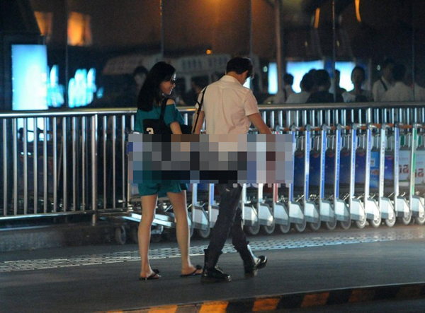 冯绍峰牵手倪妮十指紧扣同居图片