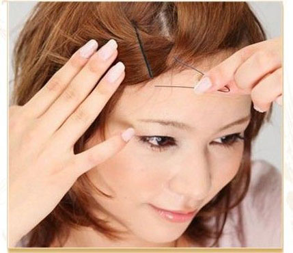 90后清纯可人的短发美女惹人怜爱的床上私房照图片
