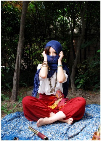 白衬衫妹子解开扣子秀事业线图片