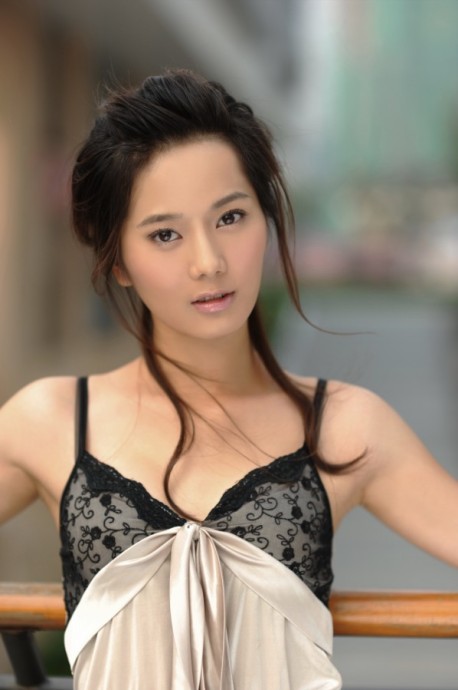 中国大陆四川省成都女演员彭杨时尚休闲机场照图片图片