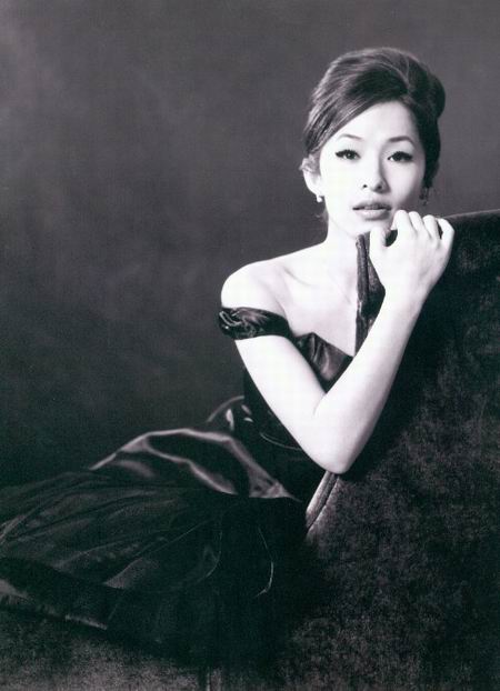 华语人气女歌手小天后萧亚轩性感写真图片